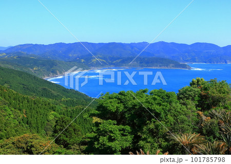 【宮崎県】晴天の都井岬灯台から見た都井岬と日南海岸 101785798