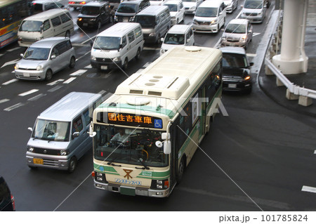 天王寺駅前を行く大阪市営バス 天王寺駅前を行く大阪市営バス 101785824