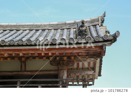 古い寺の反った屋根と青空 古い寺の反った屋根と青空 101786278