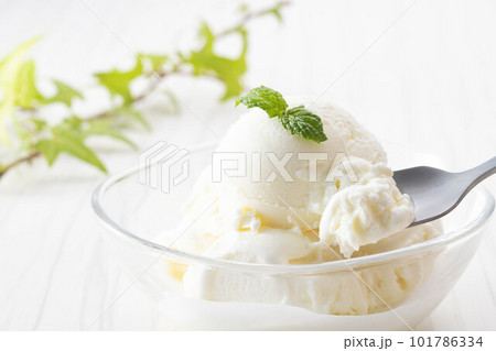 冷たくて美味しいバニラアイス 冷たくて美味しいバニラアイス 101786334