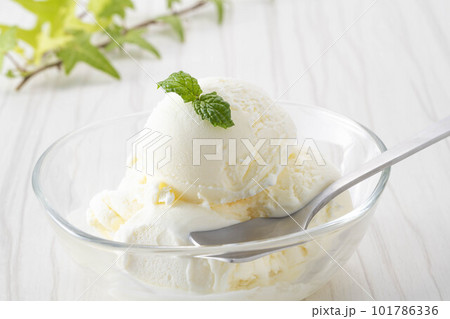 冷たくて美味しいバニラアイス 冷たくて美味しいバニラアイス 101786336