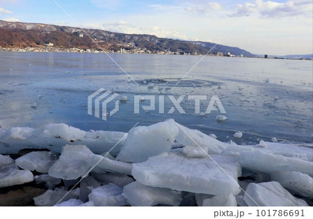 諏訪湖の御神渡りでできた氷と景色 101786691
