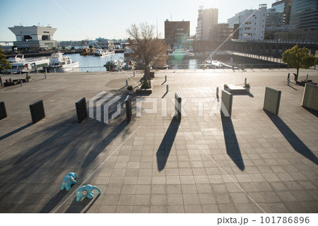 横浜みなとみらいの朝の風景 101786896