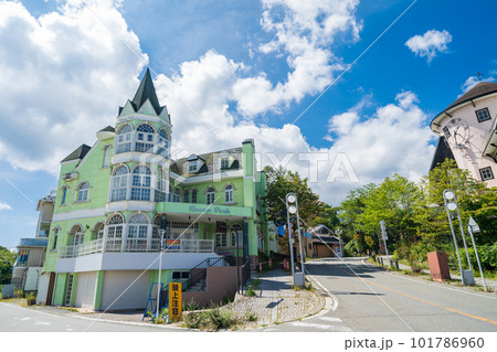 「山梨県」観光客が訪れなくなった清里駅前周辺の町並み 101786960