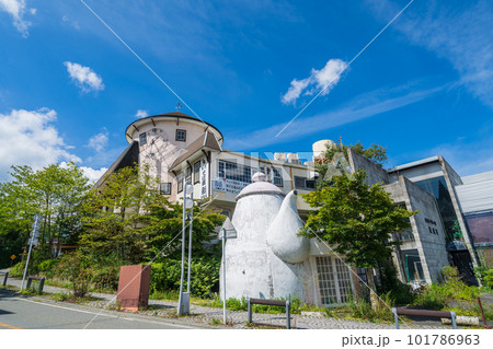 「山梨県」観光客が訪れなくなった清里駅前周辺の町並み 101786963