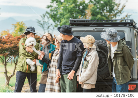 秋冬のアウトドア・キャンプ場にキャンプに来た仲間達（男女・アジア人） 101787100
