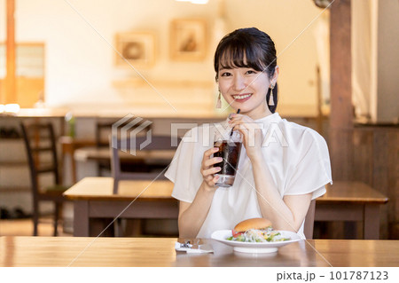 お昼休みにレストラン・カフェでランチ・食事をするアジア人のビジネスウーマン 101787123