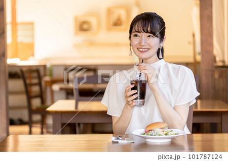 お昼休みにレストラン・カフェでランチ・食事をするアジア人のビジネスウーマン 101787124