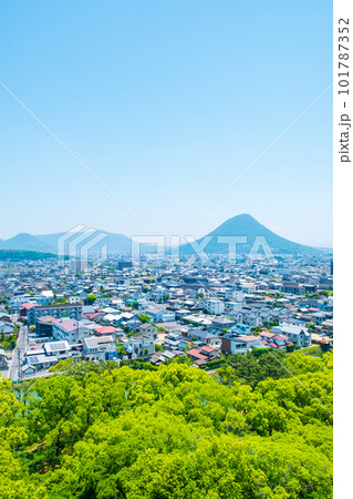 丸亀城・月見櫓跡からの眺め:讃岐平野と讃岐富士(飯野山) 丸亀城・月見櫓跡からの眺め:讃岐平野と讃岐富士(飯野山) 101787352