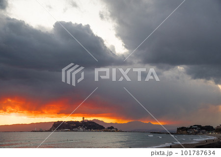 江の島の不穏な夕焼け 江の島の不穏な夕焼け 101787634
