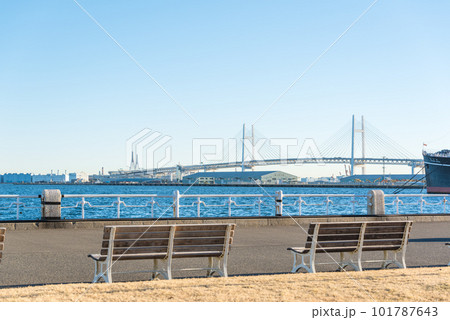 山下公園の朝の風景・横浜ベイブリッジの写真素材 [101787643