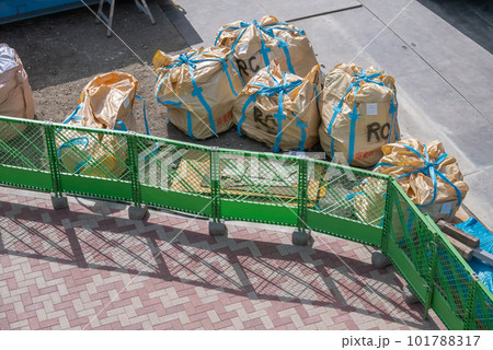上から見た工事現場の廃棄物専用袋 上から見た工事現場の廃棄物専用袋 101788317