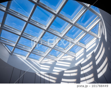 【日本】東京、ショッピングモールの格子が入った天窓から差し込む日光と快晴の青空 【日本】東京、ショッピングモールの格子が入った天窓から差し込む日光と快晴の青空 101788449