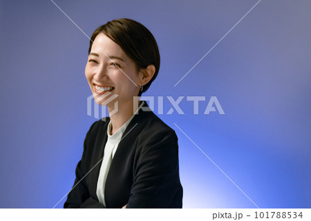 ビジネス　女性　クールビューティー 101788534