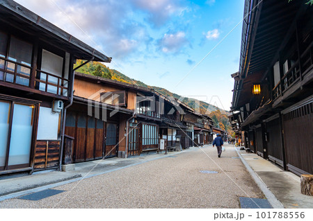 長野県塩尻市　秋の夕暮れの奈良井宿のまちなみ 101788556