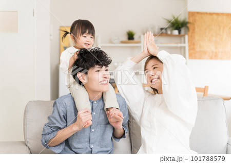 室内で肩車して子供と遊ぶファミリー 親子3人 室内で肩車して子供と遊ぶファミリー 親子3人 101788579