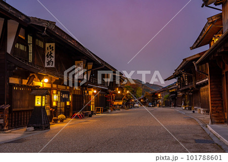 長野県塩尻市　秋の夕暮れの奈良井宿のまちなみ 101788601