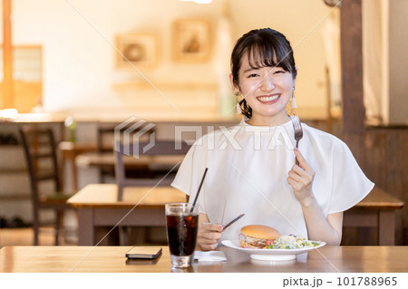 カフェでランチ・昼食にハンバーガーを食べる女性 カフェでランチ・昼食にハンバーガーを食べる女性 101788965