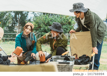 秋冬のアウトドア・キャンプ場にキャンプに来た仲間達(男女・アジア人) 秋冬のアウトドア・キャンプ場にキャンプに来た仲間達(男女・アジア人) 101788994