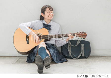学校の教室で楽器・ギターの演奏をする軽音部・吹奏楽部の高校生・中学生・女子高生（制服・バンド） 101789393
