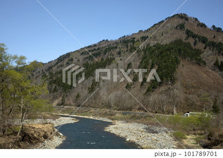 青空に映える爼倉山と布沢川から伊南川へ　福島県只見町 101789701