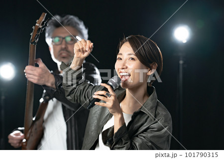 バンド　ライブ　演奏 101790315