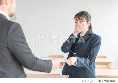 卒業式で卒業証書を持つ担任の先生・教師と泣く生徒（女子高生・中学生・高校生） 101790408