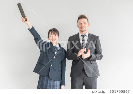 賞状・卒業証書を持つ笑顔の高校生・中学生・女子高生と先生・教師（卒業式・制服・学生服） 101790897