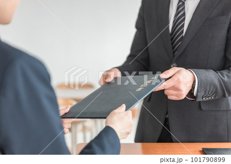 卒業式で卒業証書を持つ担任の先生・教師と笑顔の生徒(女子高生・中学生・高校生) 卒業式で卒業証書を持つ担任の先生・教師と笑顔の生徒(女子高生・中学生・高校生) 101790899