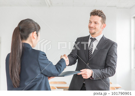卒業式で卒業証書を渡す担任の先生・教師と女子生徒(女子高生・中学生・高校生) 卒業式で卒業証書を渡す担任の先生・教師と女子生徒(女子高生・中学生・高校生) 101790901