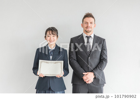 賞状・卒業証書を持つ笑顔の高校生・中学生・女子高生と先生・教師(卒業式・制服・学生服) 賞状・卒業証書を持つ笑顔の高校生・中学生・女子高生と先生・教師(卒業式・制服・学生服) 101790902