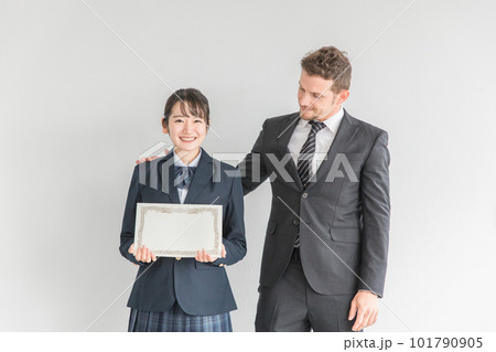 賞状・卒業証書を持つ笑顔の高校生・中学生・女子高生と先生・教師(卒業式・制服・学生服) 賞状・卒業証書を持つ笑顔の高校生・中学生・女子高生と先生・教師(卒業式・制服・学生服) 101790905