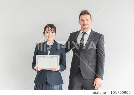 賞状・卒業証書を持つ笑顔の高校生・中学生・女子高生と先生・教師(卒業式・制服・学生服) 賞状・卒業証書を持つ笑顔の高校生・中学生・女子高生と先生・教師(卒業式・制服・学生服) 101790906
