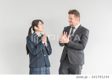 拍手する英会話・英語の先生・教師と女子高校生・中学生の生徒 拍手する英会話・英語の先生・教師と女子高校生・中学生の生徒 101791234