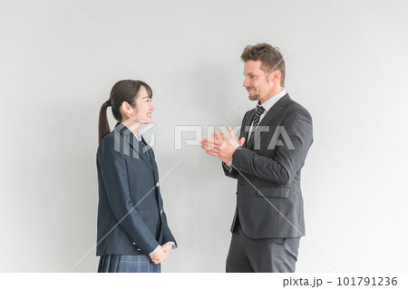 拍手する英会話・英語の先生・教師と女子高校生・中学生の生徒 拍手する英会話・英語の先生・教師と女子高校生・中学生の生徒 101791236