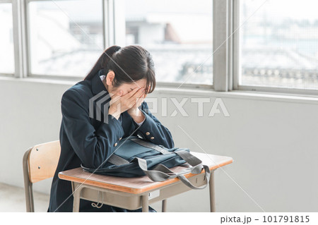 学校の教室で女子高校生・中学生が俯いて悩んでいる（悩む・困る・ストレス） 101791815