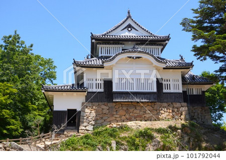 快晴の備中松山城天守閣 101792044