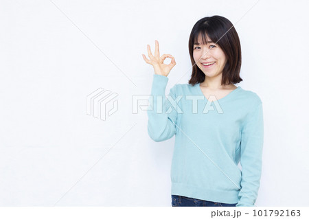 白い背景の前でOKサインをしている30代の女性 101792163