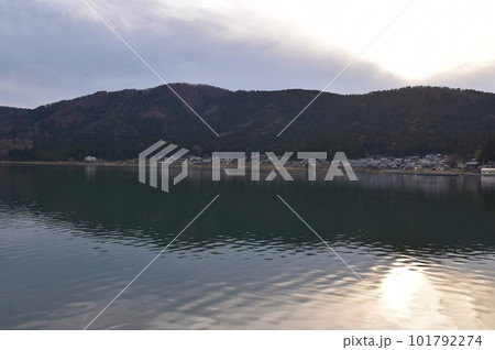 春の夕暮れの余呉湖　滋賀 101792274
