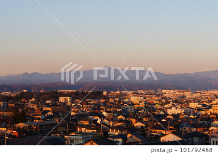 野山北・六道山公園展望広場から見た夜明けの瑞穂市街地 101792488