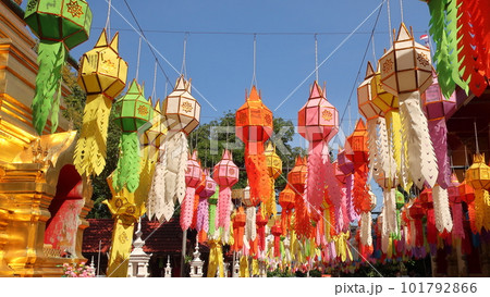 タイの有名なお祭り　ロイクラトン祭りの装飾　チェンマイの仏教寺院のランタン 101792866