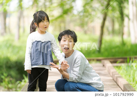 孫とおばあちゃんのポートレート 101792990