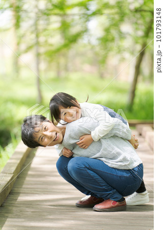 孫とおばあちゃんのポートレート 101793148