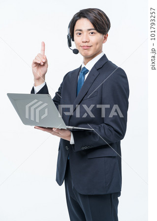 指さしする若い男性オペレーター 指さしする若い男性オペレーター 101793257