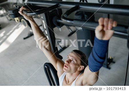 Top view on strong sportsman training with weights using gym equipment 101793413