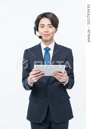 タブレットを持つ若い男性オペレーター タブレットを持つ若い男性オペレーター 101793430