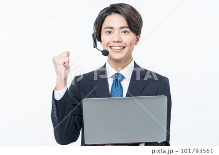 ガッツポーズの若い男性オペレーター ガッツポーズの若い男性オペレーター 101793561