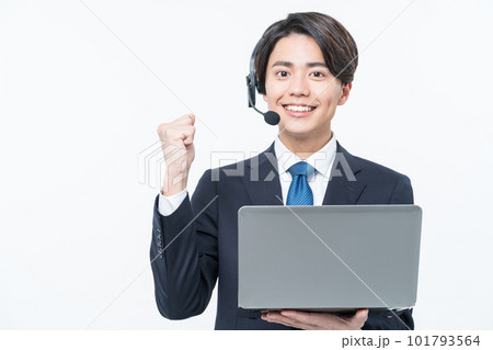 ガッツポーズの若い男性オペレーター 101793564