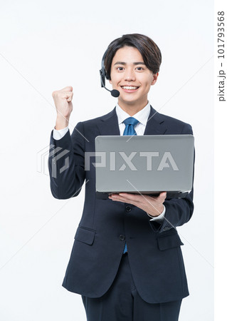 ガッツポーズの若い男性オペレーター 101793568