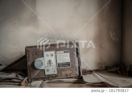 廃墟ホテルの錆びた金庫 101793817